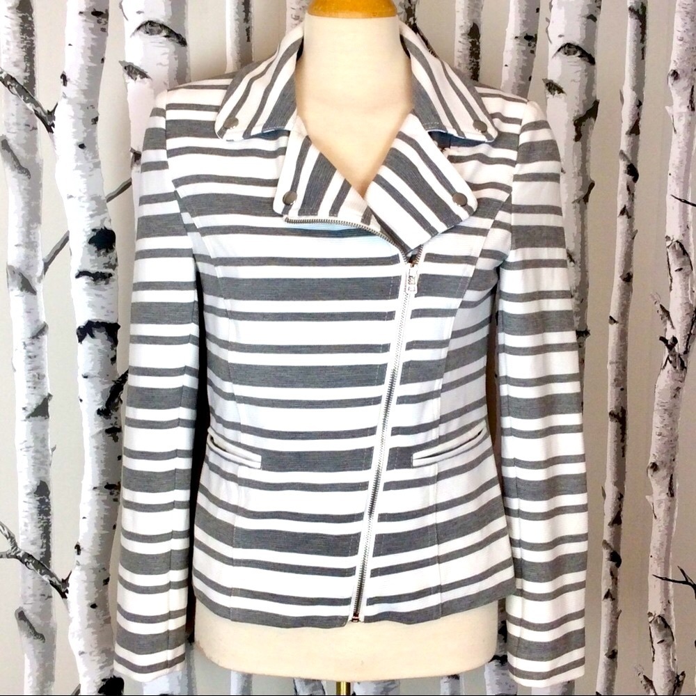 Asymmetric zip up grey and white blazer.
